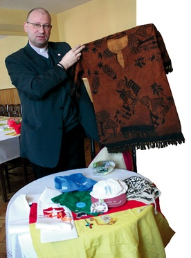 Bluza – prezent od Kenijczyków spotkanych przez ks. Andrzeja Wołpiuka na ŚDM