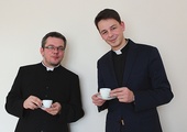  Księża Mateusz Kierczak (z lewej) i Piotr Góra zaprosili parafian i ich gości na wielkopostne spotkania ze słowem Bożym przy kawie 