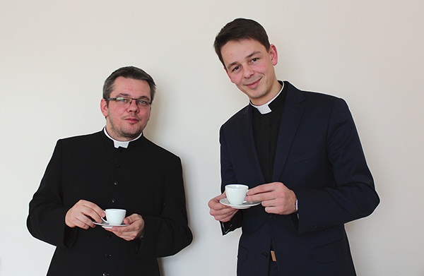  Księża Mateusz Kierczak (z lewej) i Piotr Góra zaprosili parafian i ich gości na wielkopostne spotkania ze słowem Bożym przy kawie 