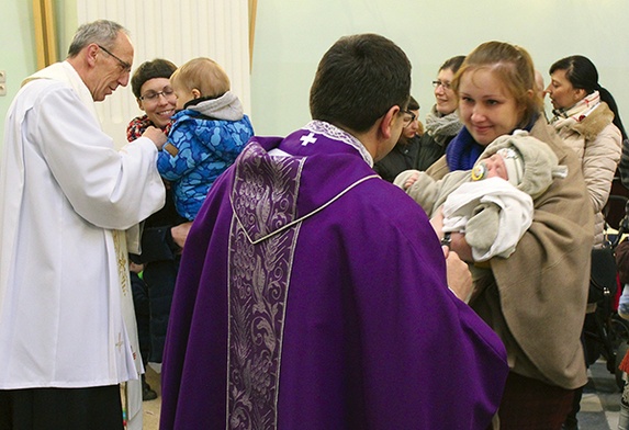  W czasie rekolekcji dla mam księża Piotr Kocur (z lewej) i Grzegorz Gruszecki udzielali indywidualnego błogosławieństwa mamom i ich dzieciom 