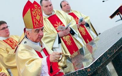 Abp Wojciech Ziemba  namaścił olejem krzyżma główny ołtarz 