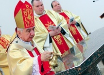 Abp Wojciech Ziemba  namaścił olejem krzyżma główny ołtarz 