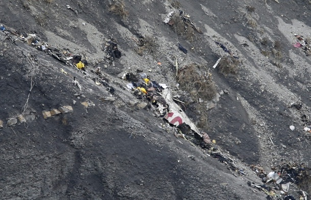 Jeden z pilotów wyszedł z kabiny przed katastrofą