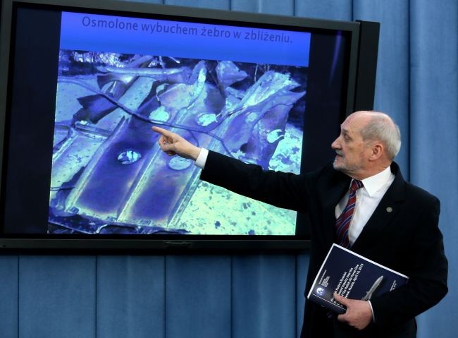 Macierewicz ostro o ustaleniach prokuratury