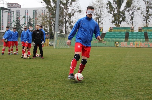 Trening piłkarzy Śląska Wrocław z niewidomą kadrą Polski