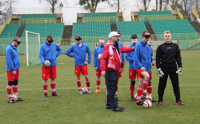 Trening piłkarzy Śląska Wrocław z niewidomą kadrą Polski