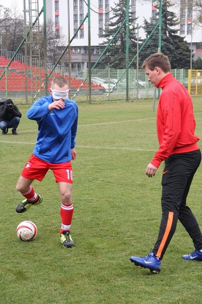 Trening piłkarzy Śląska Wrocław z niewidomą kadrą Polski