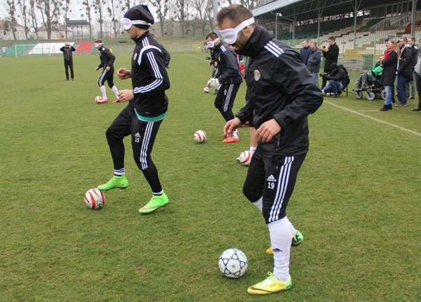 Trening piłkarzy Śląska Wrocław z niewidomą kadrą Polski