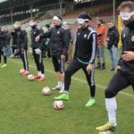 Trening piłkarzy Śląska Wrocław z niewidomą kadrą Polski