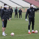 Trening piłkarzy Śląska Wrocław z niewidomą kadrą Polski