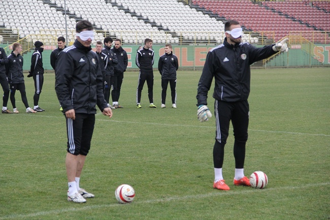 Trening piłkarzy Śląska Wrocław z niewidomą kadrą Polski