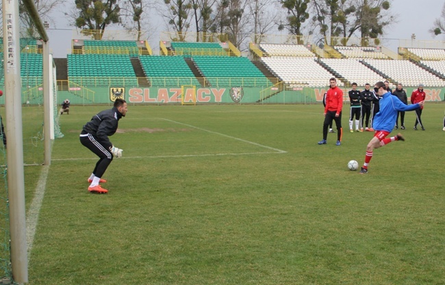 Trening piłkarzy Śląska Wrocław z niewidomą kadrą Polski