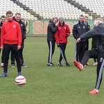 Trening piłkarzy Śląska Wrocław z niewidomą kadrą Polski