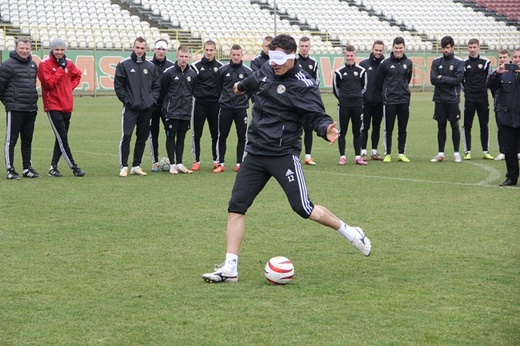 Trening piłkarzy Śląska Wrocław z niewidomą kadrą Polski