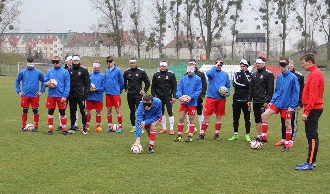 Trening piłkarzy Śląska Wrocław z niewidomą kadrą Polski