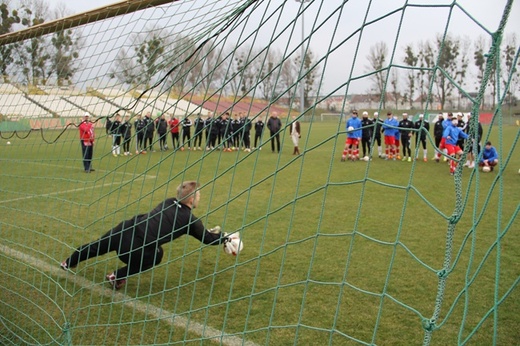 Trening piłkarzy Śląska Wrocław z niewidomą kadrą Polski