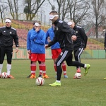 Trening piłkarzy Śląska Wrocław z niewidomą kadrą Polski