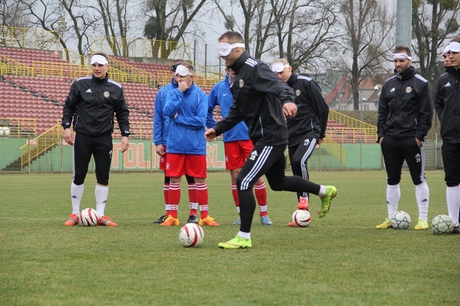 Trening piłkarzy Śląska Wrocław z niewidomą kadrą Polski