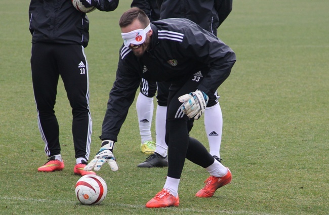 Trening piłkarzy Śląska Wrocław z niewidomą kadrą Polski