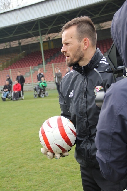 Trening piłkarzy Śląska Wrocław z niewidomą kadrą Polski