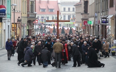 Z krzyżem po ulicach