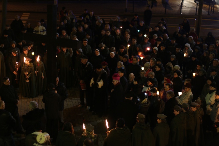 Mieszkańcy Katowic przeszli Drogą Krzyżową