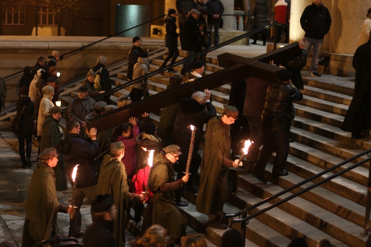 Mieszkańcy Katowic przeszli Drogą Krzyżową