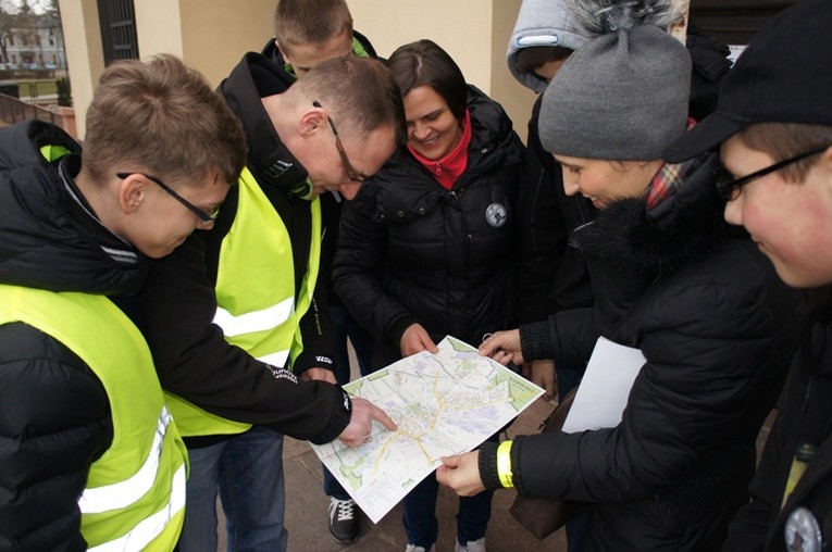 Uczestnicy Ekstremalnej Drogi Krzyżowej zapoznają się z jej 30-kilometrową trasą