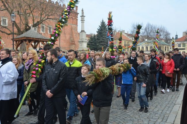 Procesja młodych z palmami 