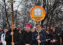 W Drodze Krzyżowej na wałach jasnogórskich z maturzystami szedł bp Andrzej F. Dziuba