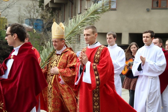 W procesji z palmami do katedry młodzi diecezji bielsko-żywieckiej szli ze swoimi duszpasterzami i biskupami: Romanem Pindlem i Piotrem Gregerem