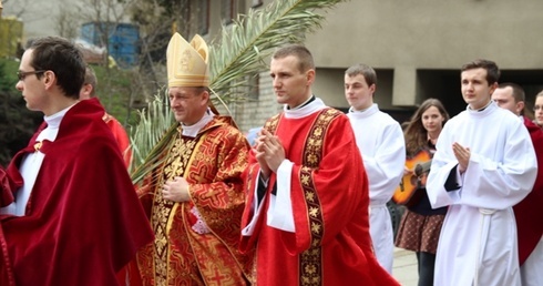 W procesji z palmami do katedry młodzi diecezji bielsko-żywieckiej szli ze swoimi duszpasterzami i biskupami: Romanem Pindlem i Piotrem Gregerem
