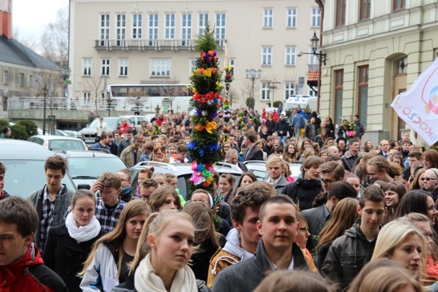 Niedziela Palmowa - młodzi z biskupem