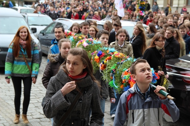 Niedziela Palmowa - młodzi z biskupem