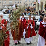 Niedziela Palmowa - młodzi z biskupem