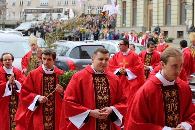 Niedziela Palmowa - młodzi z biskupem