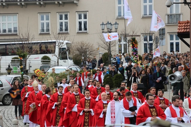 Niedziela Palmowa - młodzi z biskupem