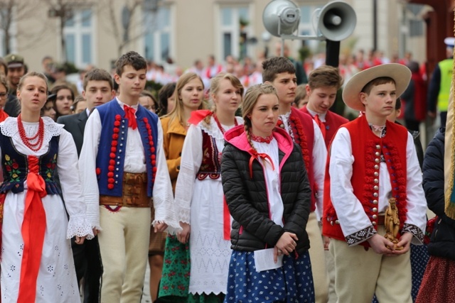 Niedziela Palmowa - młodzi z biskupem