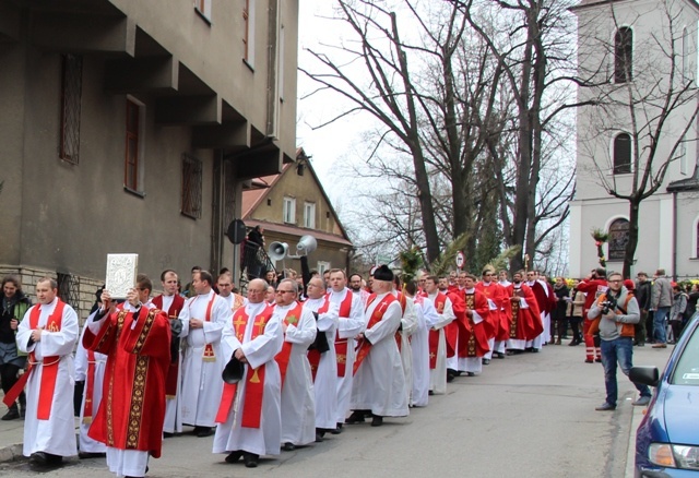 Niedziela Palmowa - młodzi z biskupem