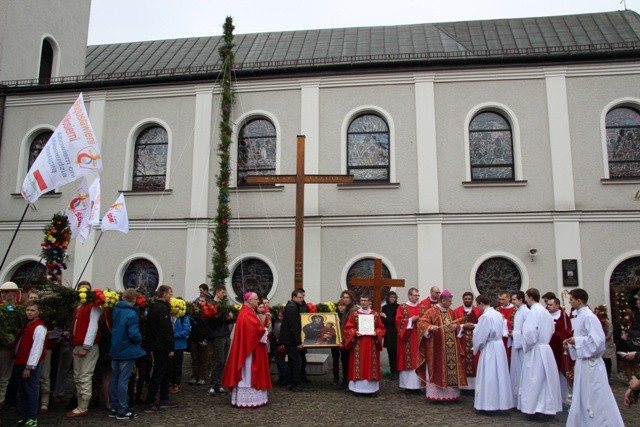 Niedziela Palmowa - młodzi z biskupem