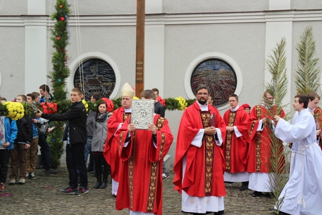 Niedziela Palmowa - młodzi z biskupem