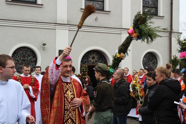 Niedziela Palmowa - młodzi z biskupem