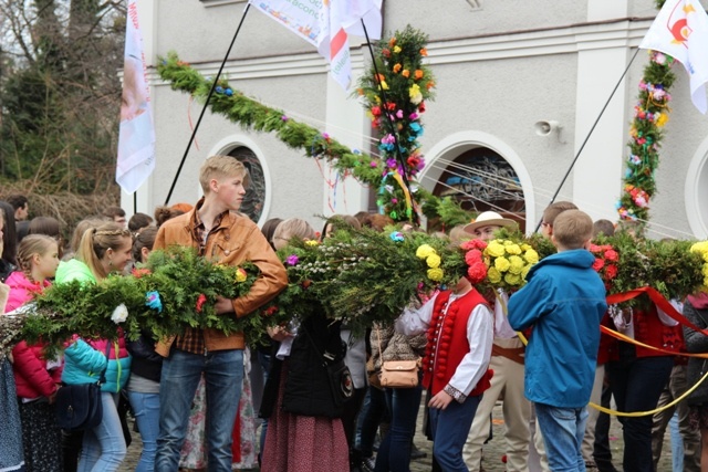 Niedziela Palmowa - młodzi z biskupem