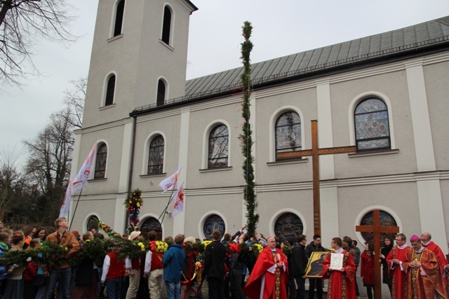 Niedziela Palmowa - młodzi z biskupem