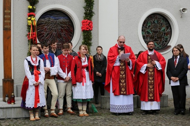 Niedziela Palmowa - młodzi z biskupem