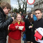 Niedziela Palmowa - Msza św. i świętowanie przed katedrą