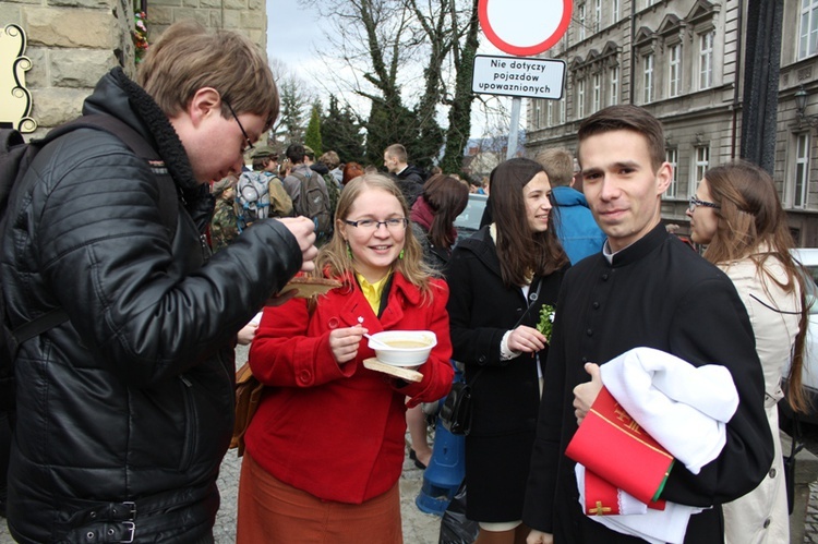 Niedziela Palmowa - Msza św. i świętowanie przed katedrą