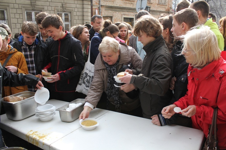 Niedziela Palmowa - Msza św. i świętowanie przed katedrą