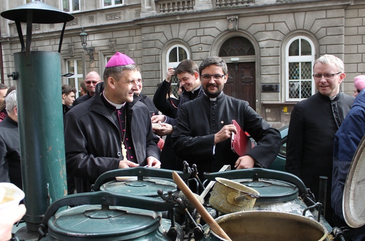 Niedziela Palmowa - Msza św. i świętowanie przed katedrą