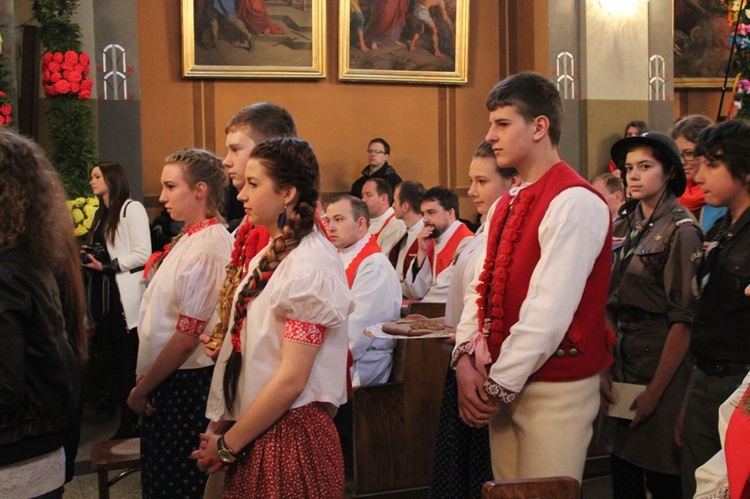 Niedziela Palmowa - Msza św. i świętowanie przed katedrą